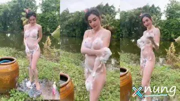 คลิปหลุดสาวสวยแก้ผ้าอาบน้ำกลางแจ้งโชว์หีน่าเย็ด