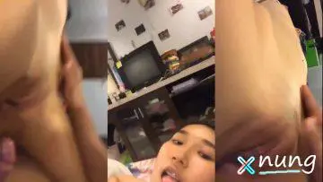 [คลิปหลุด] วัยรุ่นเย็ดแฟนหีไร้ขนแตกในสดๆ