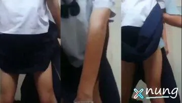 [นักเรียนโรงเรียน] ยืนเย็ดคาประตูหีฟิตเสี่ยงโดนจับ