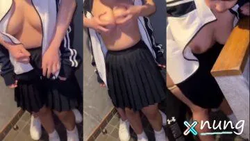 [OnlyFans] นักเรียนถลกเสื้อโชว์นมใหญ่กางเกงในดำ
