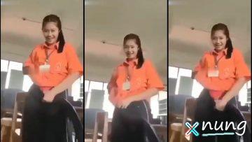 คลิปหลุด เพื่อนเปิดเล่นหัวนมให้ดูในห้องเรียน